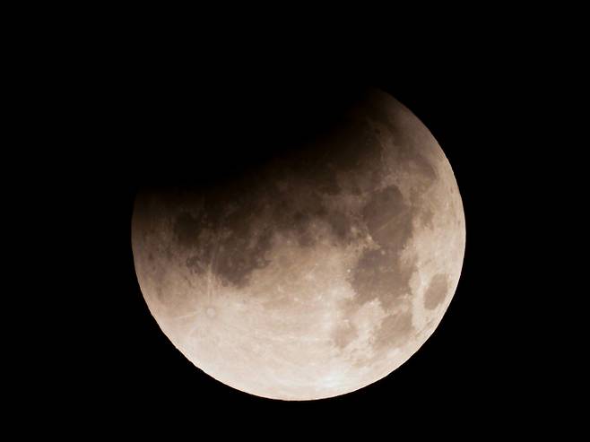 '시작된 개기월식'. 8일 제주 오라동에서 바라본 남서쪽 하늘 위로 달이 지구 그림자에 완전히 가려지는 개기월식이 진행되고 있다. /사진=뉴시스