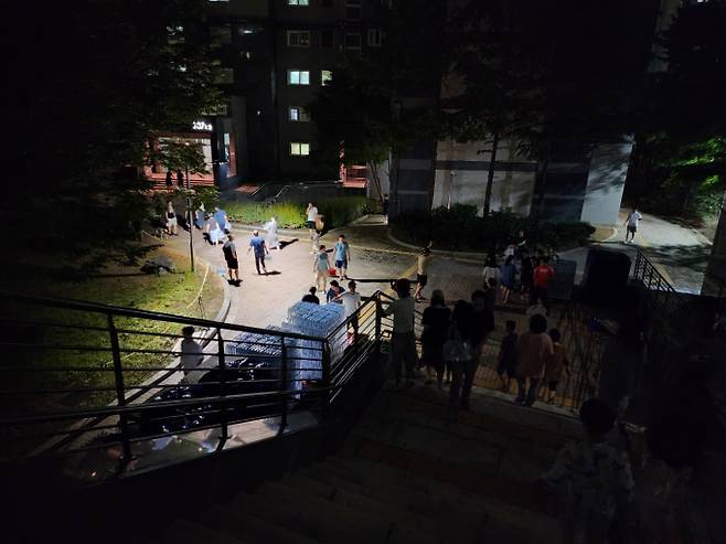 5일 파주시 운정신도시 가람마을 7단지 주민들이 수돗물에서 흙탕물이 나오자 집단으로 항의하고 있다. /사진제공=제보자