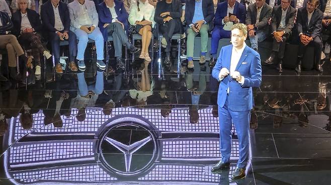 올라 칼레니우스 메르세데스-벤츠 회장이 직접 오는 11월 방한 계획을 깜짝 발표했다. 사진은 지난 7일(현지시각) 열린 메르세데스-벤츠 프리 나이트 행사에서 올라 칼레니우스 메르세데스-벤츠 회장이 GLC 위드 EQ 테크놀로지를 소개하던 모습. /사진=한국자동차기자협회