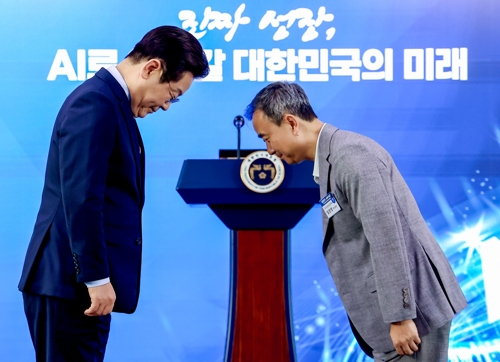 이재명 대통령이 8일 서울 중구에서 열린 국가인공지능(AI) 전략위원회 출범식에서 임문영 부위원장에게 위촉장을 수여하기 전 인사하고 있다. 연합뉴스
