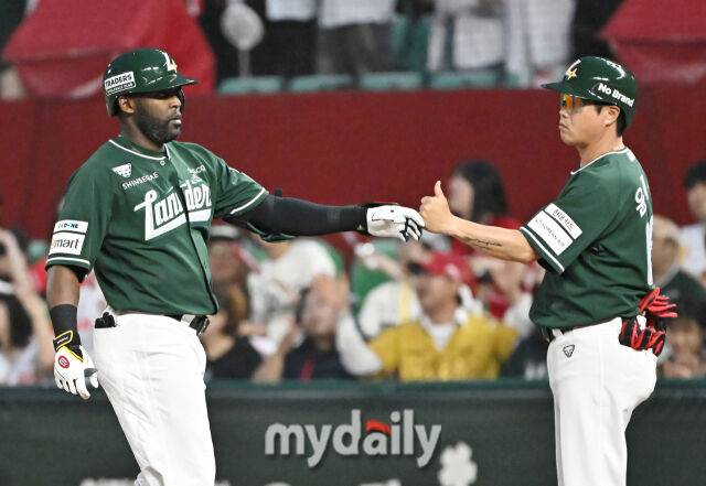 27일 오후 인천광역시 문학동 SSG랜더스필드에서 진행된 '2025 프로야구 KBO리그' SSG랜더스와 한화이글스의 경기. SSG 에레디아가 5회말 2사 3루서 1타점 적시타를 친 뒤 환호하고 있다./마이데일리