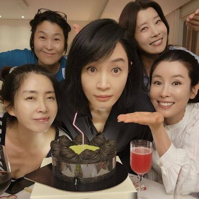 김혜수의 55번 째 생일파티에서 익살스런 표정을 짓는 여배우들. /김혜수 소셜미디어