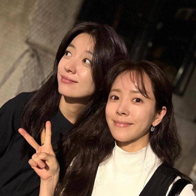 김혜수의 55번 째 생일 파티에 참석한 한효주(왼쪽)와 한지민. /김혜수 소셜미디어