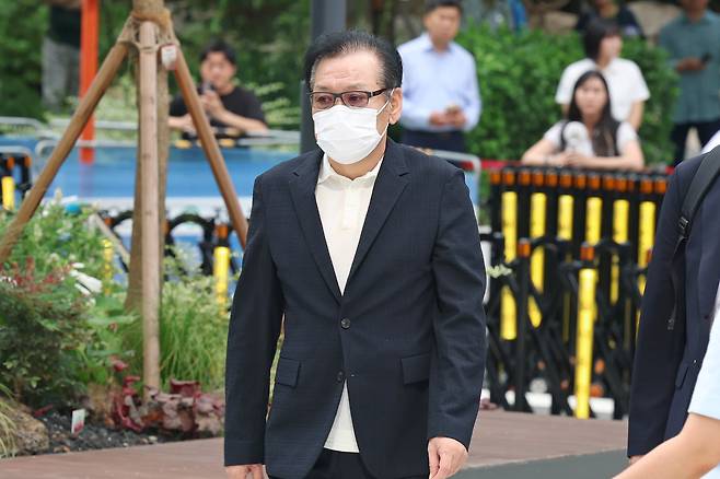 건진법사 전성배 씨가 지난달 18일 민중기 특별검사팀 사무실이 마련된 서울 종로구 KT 광화문빌딩 웨스트로 들어가고 있다. [연합]