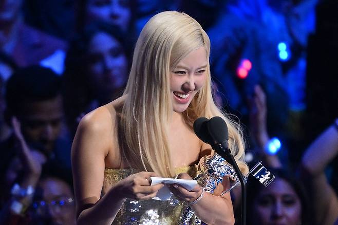그룹 블랙핑크 로제가 K-팝 아티스트 최초로 미국 4대 음악 시상식 중 하나인  ‘2025 MTV 비디오 뮤직 어워즈(이하 MTV VMA)’에서 ‘올해의 노래’ 수상자로 이름을 올렸다. [AFP/연합]