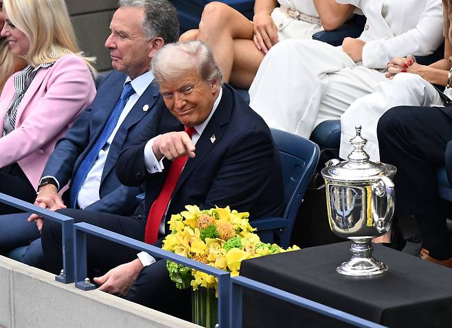 미국 플러싱 메도스(뉴욕)에 있는 USTA 빌리 진 킹 국립 테니스 센터의 아서 애시 스타디움에서 7일(현지시간) 열린 US 오픈 테니스 선수권 남자 단식 결승에서 이탈리아의 야닉 시너와 스페인의 카를로스 알카라스의 경기를 팸 본디 미국 법무부 장관, 스티브 위트코프 특사, 도널드 트럼프 미국 대통령이 지켜보고 있다. [UPI]