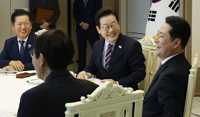 이재명 대통령이 8일 용산 대통령실에서 여야 지도부 오찬 회동을 하고 있다. 정청래(왼쪽부터) 더불어민주당 대표, 이 대통령, 장동혁 국민의힘 대표. [연합]