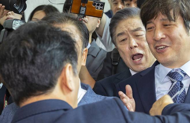 김형석 독립기념관장이 8일 국회 소통관에서 ‘독립기념관 바로 세우기’ 기자회견을 마친 뒤 퇴장하다 기자회견 개최에 항의하는 문진석 더불어민주당 원내운영수석부대표의 항의를 받은 뒤 설전을 벌이고 있다. [연합]