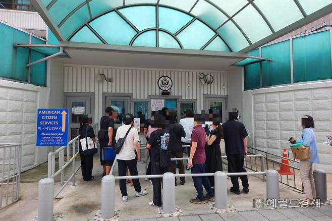 8일 오전 9시께 서울 종로구 미국대사관 앞 비자 면접을 위한 대기줄. 이영기 기자.