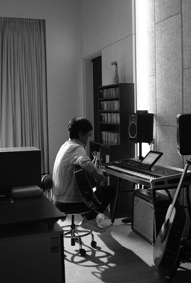 가왕 조용필이 그의 작업실에서 어쿠스틱 기타를 잡고 작업하는 모습 [YPC 제공]