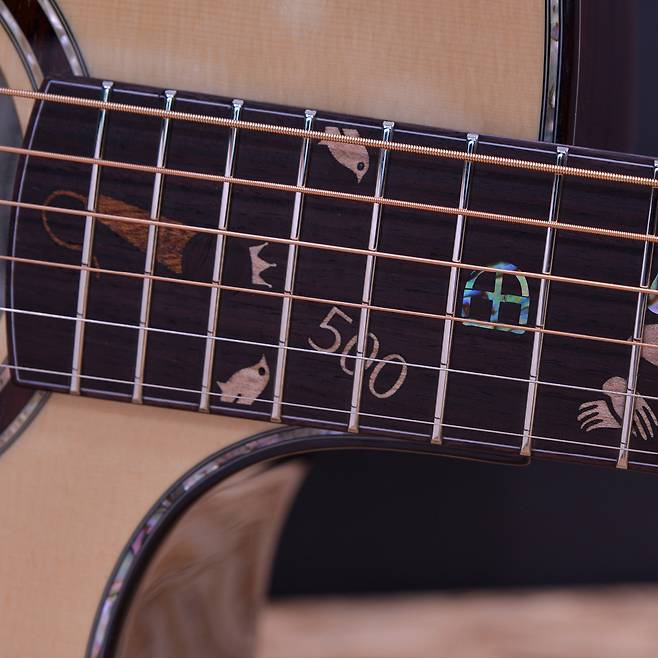 가왕 조용필의 커스텀 기타 [크래프터 코리아 제공]