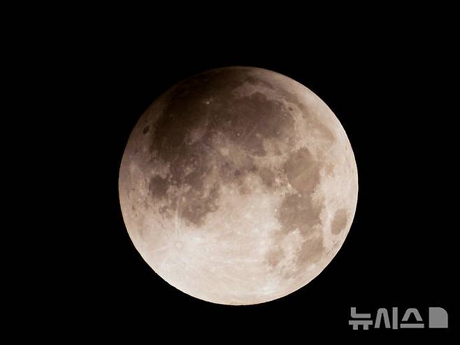 [제주=뉴시스] 우장호 기자 = 8일 오전 제주시 오라동에서 바라본 남서쪽 하늘 위로 달이 지구 그림자에 완전히 가려지는 개기월식 '우주쇼'가 진행되고 있다. 2025.09.08. woo1223@newsis.com