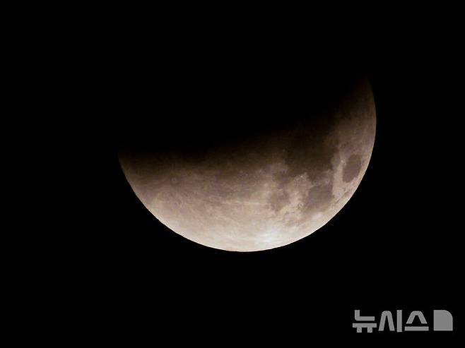 [제주=뉴시스] 우장호 기자 = 8일 오전 제주시 오라동에서 바라본 남서쪽 하늘 위로 달이 지구 그림자에 완전히 가려지는 개기월식 '우주쇼'가 진행되고 있다. 2025.09.08. woo1223@newsis.com