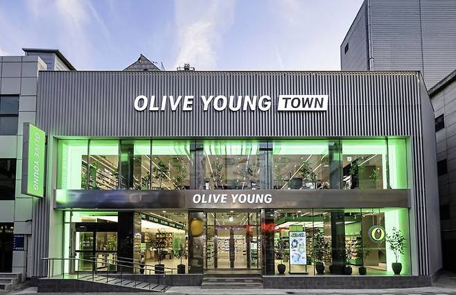[서울=뉴시스] 올리브영의 상권별 대표 매장인 '타운' 전경. (사진=CJ올리브영 제공) *재판매 및 DB 금지