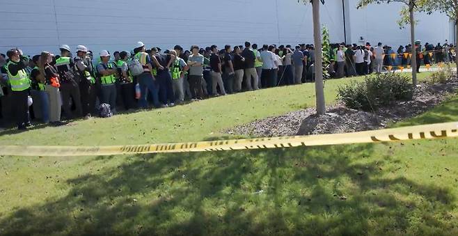 [서울=뉴시스] = 미국 이민 단속 당국이 홈페이지를 통해 지난 4일(현지시간) 조지아주 현대차그룹-LG에너지솔루션의 합작 배터리 공장 건설현장에서 벌인 불법체류·고용 단속 현장 영상을 홈페이지를 통해 공개했다. (사진= ICE 홈페이지 영상 캡쳐) 2025.09.06. photo@newsis.com *재판매 및 DB 금지