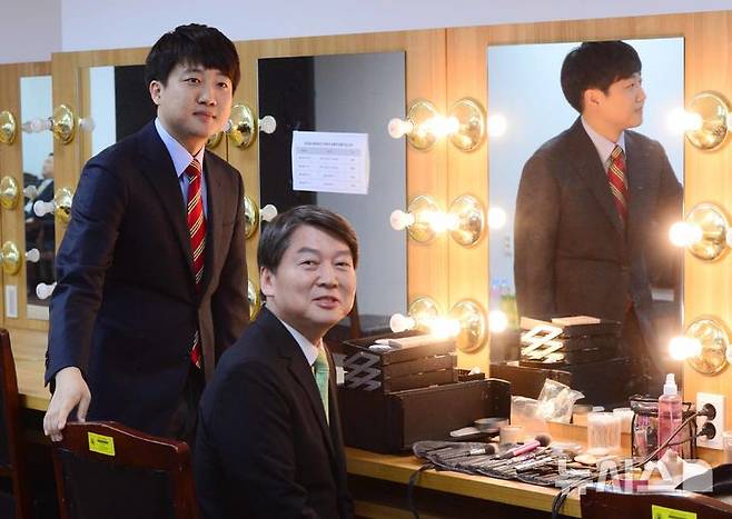 [서울=뉴시스] 새누리당 이준석, 국민의당 안철수 후보가 5일 서울 노원구 인덕대학교에서 열린 4.13총선 노원병 후보 TV 토론회 시작을 기다리고 있다. (사진=전신 기자) 2016.04.05.