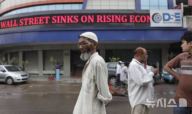 [뉴델리=AP/뉴시스] 7일(현지 시간) 뉴욕타임스(NYT)에 따르면 외국인 투자자들이 인도 증시에서 대거 매도 행렬에 나선 반면, 내국인 투자자들은 오히려 적극적인 매수세를 보였다. 2011년 8월 5일, 인도 뉴델리 증권 거래소 건물의 모습. 2025.09.08.