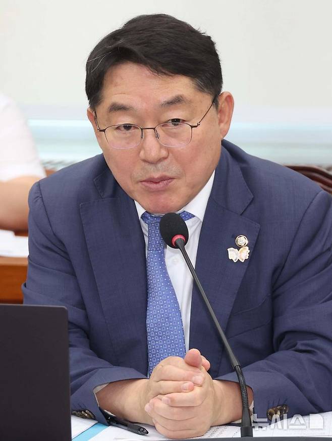 [서울=뉴시스] 조성봉 기자 = 박희승 더불어민주당 의원이 지난달 25일 오후 서울 여의도 국회에서 열린 국방위원회 전체회의에서 발언을 하고 있다. 2025.08.25. suncho21@newsis.com