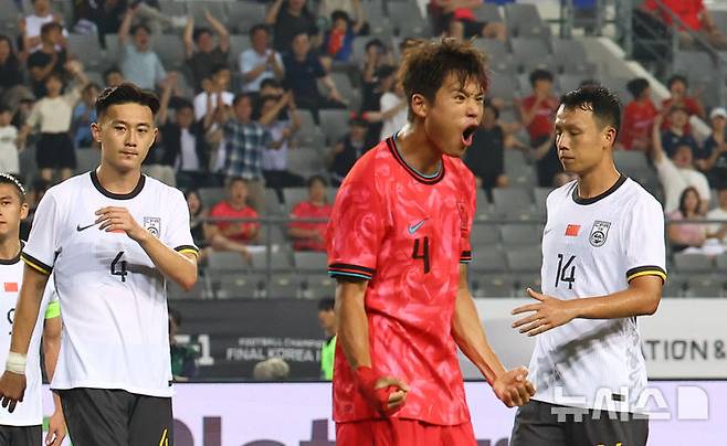 [용인=뉴시스] 박주성 기자 = 7일 경기 용인 미르스타디움에서 열린 2025 EAFF(동아시아축구연맹) E-1 챔피언십(동아시안컵) 한국 대 중국과 경기, 한국 김주성이 팀의 세번째 골을 넣고 기뻐하고 있다. 2025.07.07. park7691@newsis.com