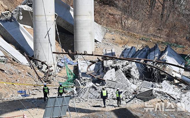 [안성=뉴시스] 김종택 기자 = 10명의 사상자가 발생한 경기도 안성시 서운면 산평리 '안성 고속도로 교각 붕괴' 현장에서 26일 국토안전관리원 등 관계자들이 현장조사를 하고 있다. 2025.02.26. jtk@newsis.com
