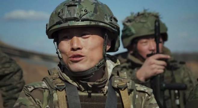 [서울=뉴시스]러시아군과 함께 훈련하며 러시아 군가를 부르는 북한군 병사.(출처=김 마리나 텔레그램. RFA에서 재인용) 2025.09.08. *재판매 및 DB 금지