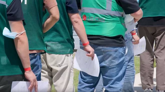 [서울=뉴시스] = 미국 이민 단속 당국이 홈페이지를 통해 지난 4일(현지시간) 조지아주 현대차그룹-LG에너지솔루션의 합작 배터리 공장 건설현장에서 벌인 불법체류·고용 단속 현장 영상을 홈페이지를 통해 공개했다. (사진= ICE 홈페이지 영상 캡쳐) 2025.09.06. photo@newsis.com *재판매 및 DB 금지