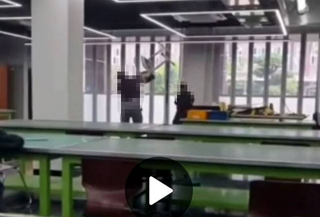 [광주=뉴시스] 광주의 한 고등학교에서 수업시간에 학생이 노래를 부르며 의자에 올라가 춤을 춘 뒤 달아나자 교사가 의자를 던지고 있다. (사진=SNS 캡처) photo@newsis.com *재판매 및 DB 금지