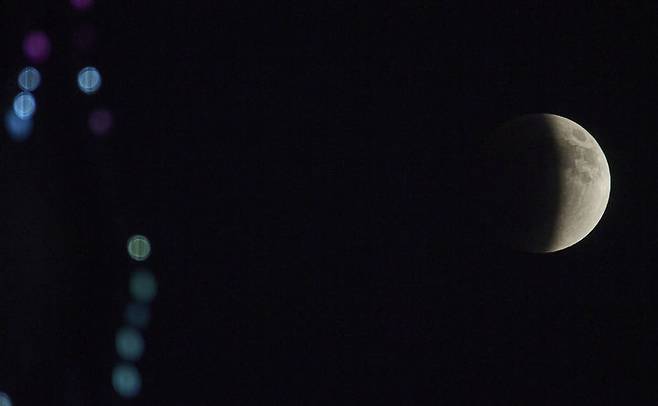 [바그다드=AP/뉴시스] 7일(현지 시간) 이라크 바그다드에서 부분월식이 관측되고 있다. 2025.09.08.