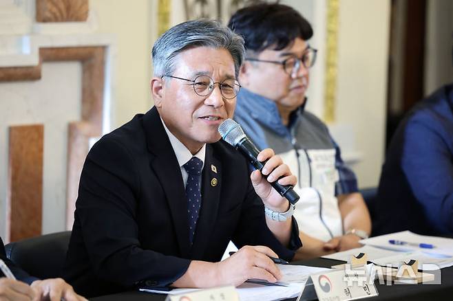 [서울=뉴시스] 박진희 기자 = 허민 국가유산청 청장이 8일 서울 중구 덕수궁 석조전에서 취임 언론간담회를 갖고 새 정부 국가유산 정책비전 발표를 하고 있다. 2025.09.08. pak7130@newsis.com