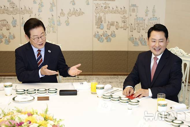 [서울=뉴시스] 최동준 기자 = 이재명 대통령이 8일 서울 용산 대통령실 청사에서 열린 여야 지도부 오찬 회동에서 장동혁 국민의힘 대표에게 발언을 권하고 있다. 2025.09.08. photocdj@newsis.com