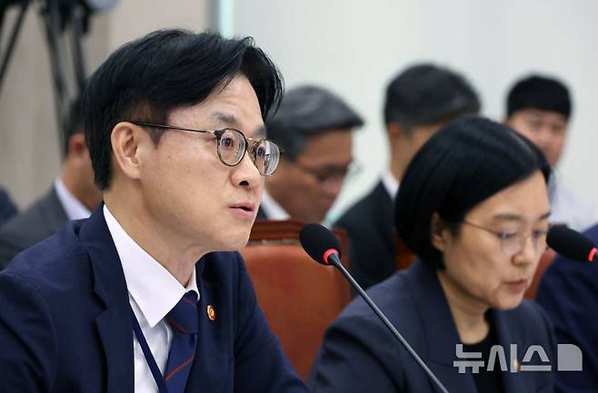 [서울=뉴시스] 고승민 기자 = 김정관 산업통상자원부 장관이 8일 서울 여의도 국회에서 열린 산업통상자원중소벤처기업위원회 전체회의에서 의원 질의에 답하고 있다. 2025.09.08. kkssmm99@newsis.com