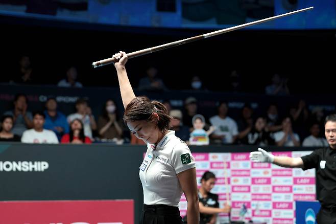 우승을 확정한 뒤 세리머니를 펼치는 김가영. PBA