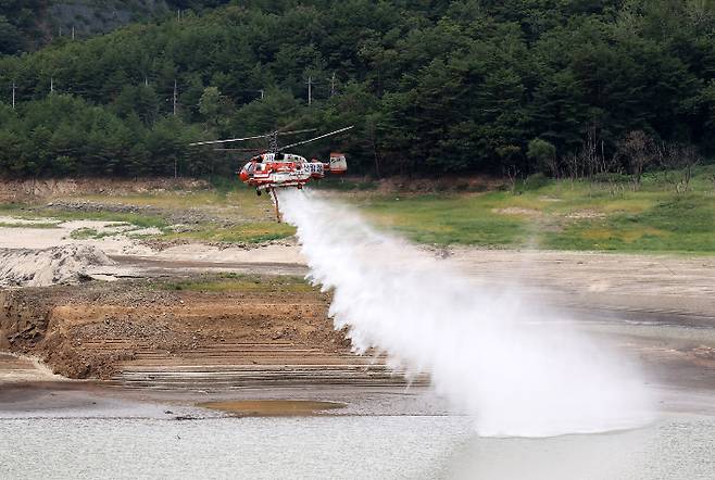 오봉저수지에 물을 뿌리고 산림청 헬기. 연합뉴스