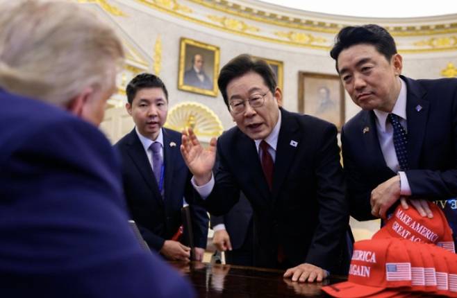 이재명 대통령과 강훈식 대통령실 비서실장이 지난 8월 25일(현지시간) 미국 워싱턴DC 백악관 오벌오피스에서 도널드 트럼프 대통령과 이야기를 나누고 있다. 백악관 제공