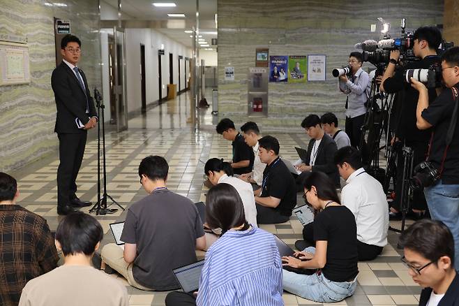 더불어민주당 노종면 의원이 8일 서울 여의도 국회에서 더불어민주당 언론개혁특별위원회 브리핑을 하고 있다. 연합뉴스