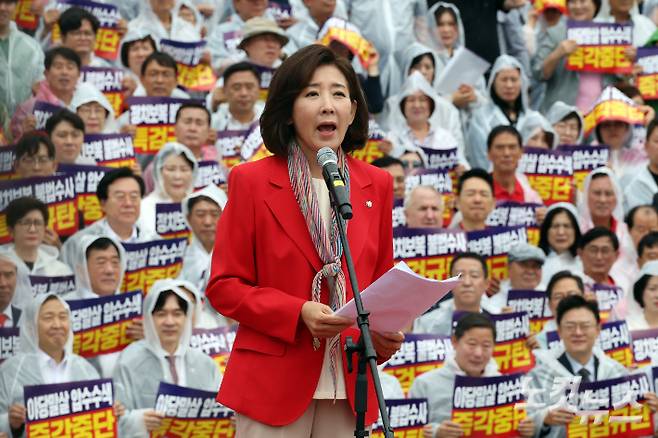 국민의힘 나경원 의원이 서울 여의도 국회 본청 앞 계단에서 열린 야당말살 정치탄압 특검수사 규탄대회에서 규탄 발언을 하고 있다. 윤창원 기자