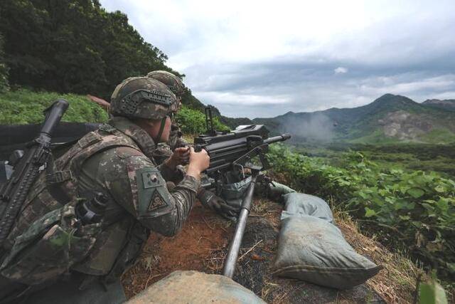 국가인권위원회가 4~5월 총 10개 군부대를 방문 조사한 결과 한국어 능력이 부족한 다문화·재외국민 장병들이 군 복무 적응에 어려움을 겪고 있으며 이들에 대한 차별도 만연한 것으로 드러났다. 국가인권위원회는 이들의 복무 환경을 개선할 것을 국방부 장관에게 표명했다. 사진은 기사의 특정 내용과 관련 없음. 국방부