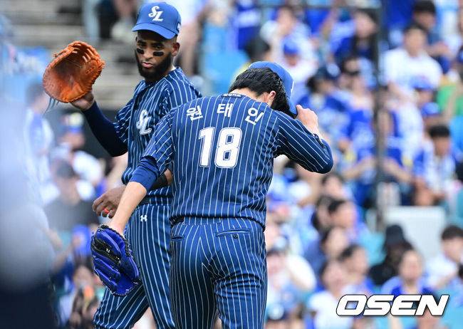 [OSEN=대구, 최규한 기자] 7일 대구삼성라이온즈파크에서 ‘2025 신한 SOL Bank KBO리그’ 삼성 라이온즈와 한화 이글스의 경기가 열렸다.홈팀 삼성은 원태인, 방문팀 한화는 황준서를 선발로 내세웠다.2회초 2사 주자없는 상황 한화 안치홍의 우전 안타 때 삼성 우익수 김성윤의 좋은 송구로 타자 주자를 2루에서 잡아냈다. 모자를 벗으며 인사를 전하는 삼성 선발 원태인. 2025.09.06 / dreamer@osen.co.kr