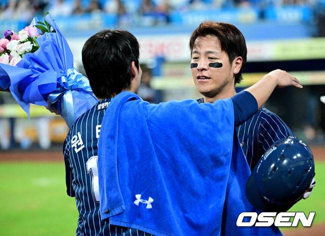 [OSEN=대구, 최규한 기자] 7일 대구삼성라이온즈파크에서 ‘2025 신한 SOL Bank KBO리그’ 삼성 라이온즈와 한화 이글스의 경기가 열렸다.홈팀 삼성은 원태인, 방문팀 한화는 황준서를 선발로 내세웠다.6회말 무사 1루 상황 삼성 강민호가 달아나는 좌월 투런포를 날리고 홈을 밟은 뒤 원태인과 기뻐하고 있다. 개인 통산 350홈런. 2025.09.06 / dreamer@osen.co.kr