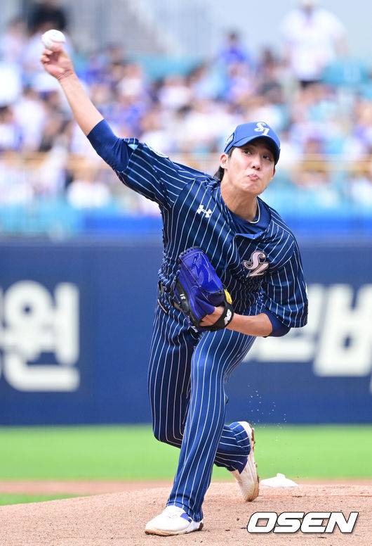 [OSEN=대구, 최규한 기자] 7일 대구삼성라이온즈파크에서 ‘2025 신한 SOL Bank KBO리그’ 삼성 라이온즈와 한화 이글스의 경기가 열렸다.홈팀 삼성은 원태인, 방문팀 한화는 황준서를 선발로 내세웠다.1회초 삼성 선발 원태인이 힘차게 공을 뿌리고 있다. 2025.09.06 / dreamer@osen.co.kr