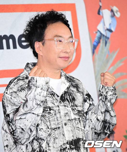 [OSEN=최규한 기자] 20일 오후 서울 상암 스탠포드 호텔에서 JTBC 새 예능 프로그램 'My name is 가브리엘' 제작발표회가 열렸다.'My name is 가브리엘(마이 네임 이즈 가브리엘)'은 아무도 나를 모르는 곳에서 세계 80억 인구 중 한 명의 이름으로 72시간 동안 '실제 그 사람의 삶'을 살아가는 관찰 리얼리티 예능이다.&nbsp;제작사 테오(TEO) 설립 후 다양한 프로젝트를 선보이고 있는 김태호 PD와 '놀라운 토요일', '혜미리예채파' 등을 연출한 이태경 PD가 의기투합해 선보이는 프로그램으로 박명수, 염혜란, 홍진경, 지창욱, 박보검, 가비, 덱스가 라인업으로 확정돼 기대를 더하고 있다. 방송인 박명수가 포토타임을 하고 있다. 2024.06.20 / dreamer@osen.co.kr