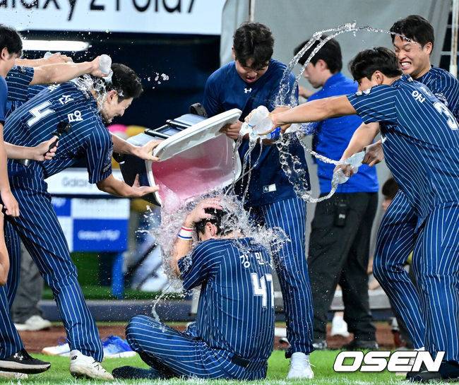 [OSEN=대구, 최규한 기자] 프로야구 삼성 라이온즈가 한화 이글스를 꺾고 전날 패배를 설욕했다.삼성은 7일 대구삼성라이온즈파크에서 열린 한화와의 홈경기에서 4-3으로 승리했다. 이로써 삼성은 지난 6일 한화에 4-7로 덜미를 잡힌 아쉬움을 씻어냈다. 삼성 강민호는 프로야구 역대 포수 최초로 개인 통산 350홈런 시대를 열었고 김재윤은 개인 통산 190세이브를 달성했다.  경기를 마치고 개인 통산 350홈런을 뽑아낸 삼성 강민호가 동료들의 물세례를 받고 있다. 2025.09.06 / dreamer@osen.co.kr