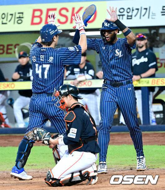 [OSEN=대구, 최규한 기자] 7일 대구삼성라이온즈파크에서 ‘2025 신한 SOL Bank KBO리그’ 삼성 라이온즈와 한화 이글스의 경기가 열렸다.홈팀 삼성은 원태인, 방문팀 한화는 황준서를 선발로 내세웠다.6회말 무사 1루 상황 삼성 강민호가 달아나는 좌월 투런포를 날리고 홈을 밟은 뒤 디아즈와 기뻐하고 있다. 개인 통산 350홈런. 2025.09.06 / dreamer@osen.co.kr