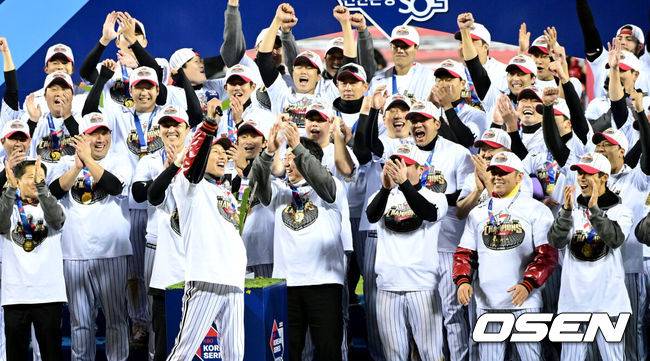 [OSEN=잠실, 최규한 기자] LG 트윈스가 29년 만에 한국시리즈 우승을 차지했다.&nbsp;LG는 13일 서울 잠실구장에서 열린 2023 KBO리그 한국시리즈(7전 4선승제) 5차전 KT와 경기에서 6-2로 승리했다. 이로써 LG는 1차전을 패한 후 4연승을 거두며 한국시리즈 우승을 차지했다.한국시리즈 우승을 이끈 LG 염경엽 감독이 인사말을 전하고 있다. 2023.11.13 / dreamer@osen.co.kr