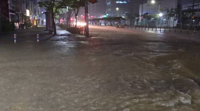 ▲익산시 영등동의 한 사거리에서 지난 7일 새벽 1시경에극한호우가 내려 물바다가 된 모습 ⓒ독자 제보