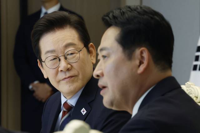 ▲이재명 대통령이 8일 용산 대통령실에서 여야 지도부 오찬 회동에 참석한 국민의힘 장동혁 대표의 발언을 듣고 있다. ⓒ연합뉴스