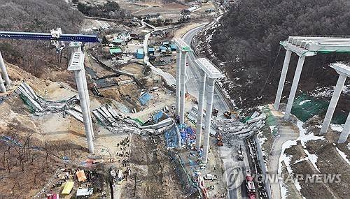 [안성 고속도로 교량 공사 붕괴 현장 (연합뉴스 자료사진)]