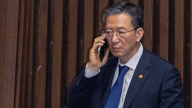 정성호 법무부 장관이 25일 국회에서 열린 본회의에 출석해 대기하다 전화 통화를 하고 있다.