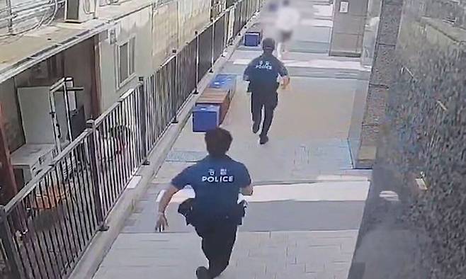 4일 부산 해운대구의 한 길거리에서 강력범죄 수배자 A(20대)씨를 추격하고 있는 경찰들. 부산경찰청