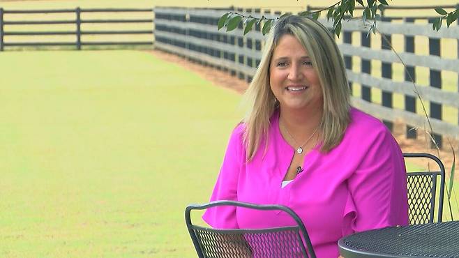 미 공화당 소속 정치인 토리 브래넘이 2019년 현지 WALB News 10과 여성 총기 사용 교육에 대해 인터뷰하고 있다. WALB News 10 방송 화면 캡처